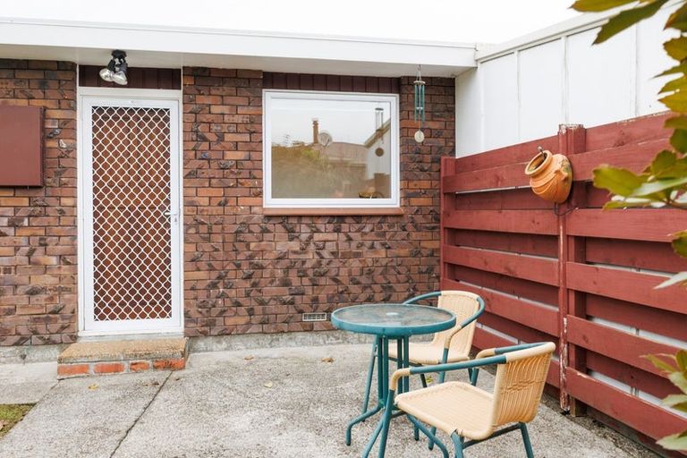 Photo of property in 2 Wharite Place, Awapuni, Palmerston North, 4412