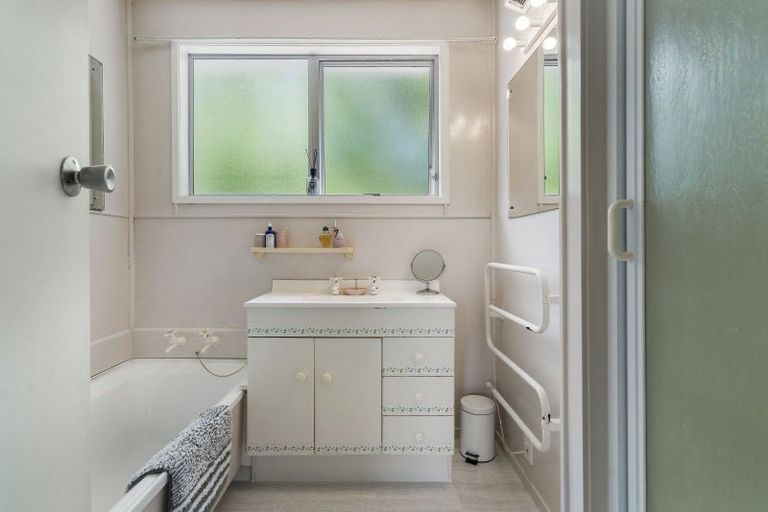 Photo of property in 71 Hartley Terrace, Massey, Auckland, 0614