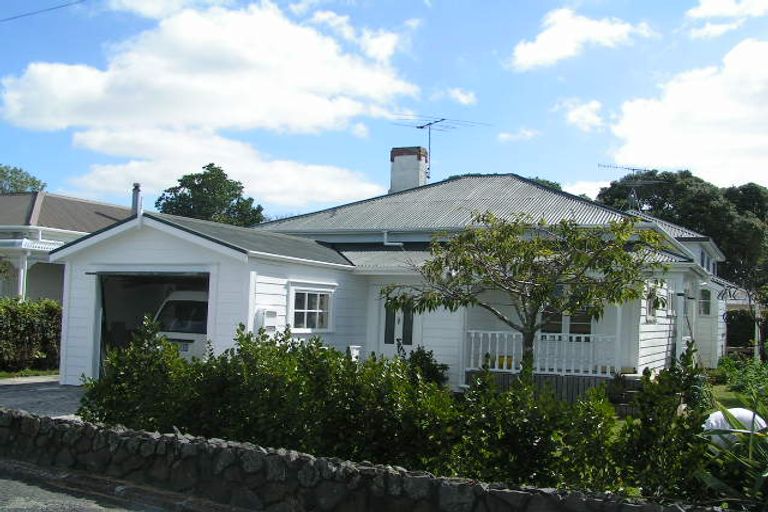 Photo of property in 22a Sulphur Beach Road, Northcote Point, Auckland, 0627
