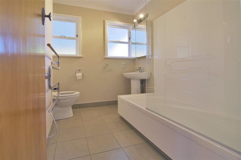 Photo of property in 16a Howard Road, Taradale, Napier, 4112