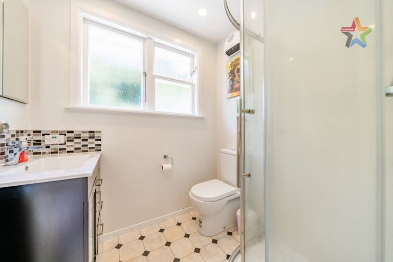 Photo of property in 18 Holmes Grove, Naenae, Lower Hutt, 5011