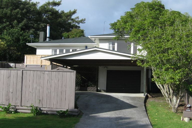 Photo of property in 15 Gill Avenue, Te Atatu Peninsula, Auckland, 0610