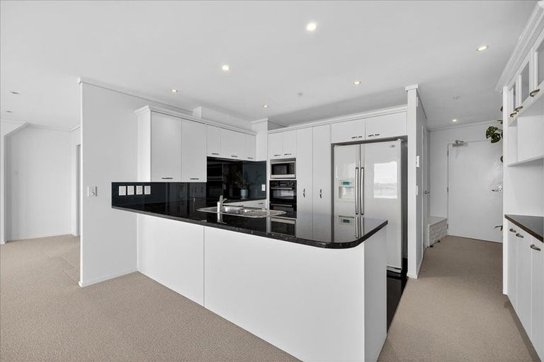 Photo of property in 72 Devonport Road, Tauranga, 3110