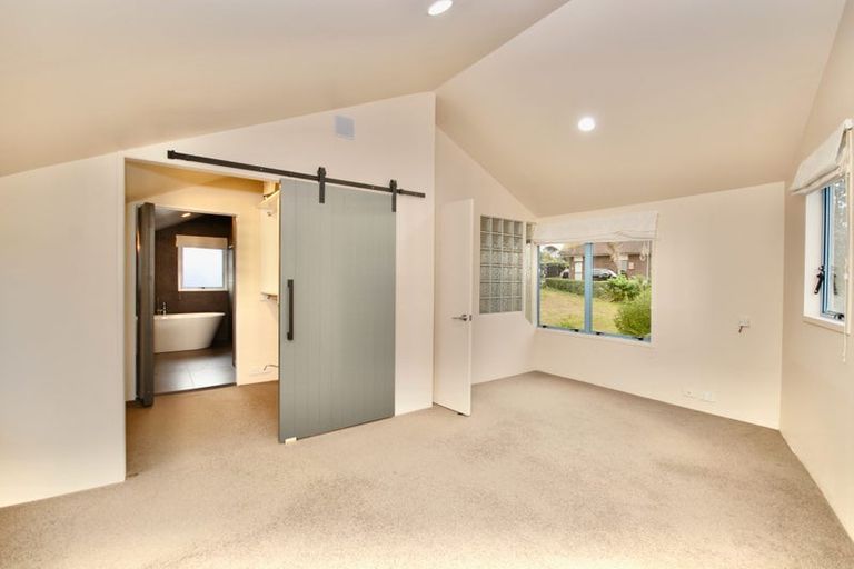 Photo of property in 11 Wilmington Place, Forrest Hill, Auckland, 0620