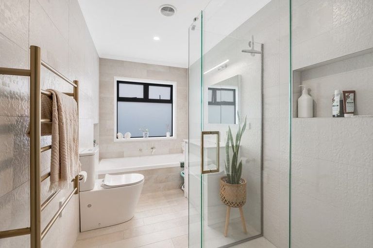 Photo of property in 16a Lillian Place, Orewa, 0931