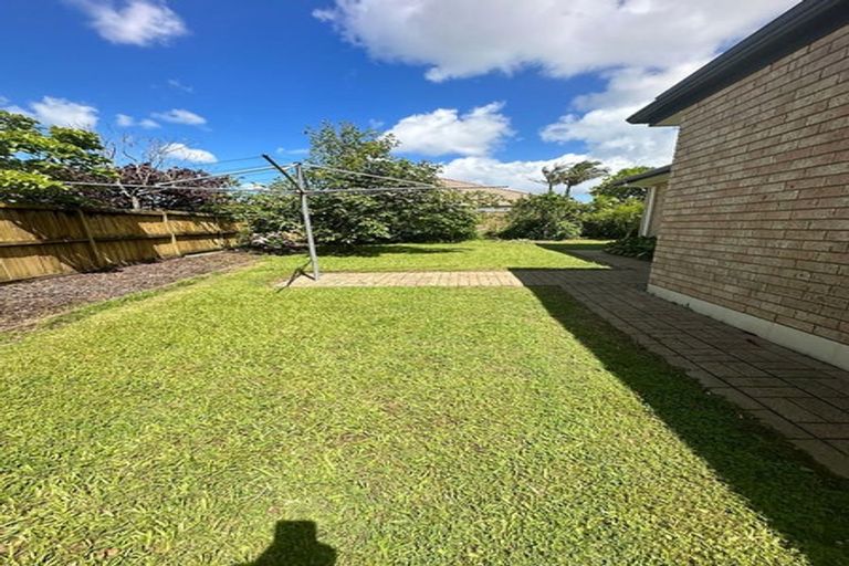 Photo of property in 9 Belsomet Place, Golflands, Auckland, 2013