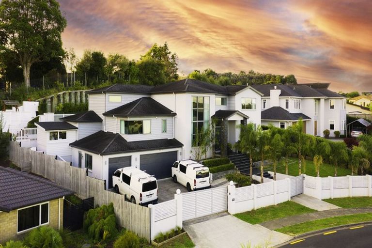 Photo of property in 28 Leburn Crescent, Flat Bush, Auckland, 2016