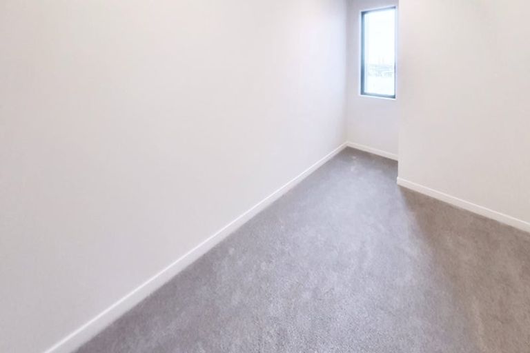 Photo of property in 10 Heketara Way, Massey, Auckland, 0614