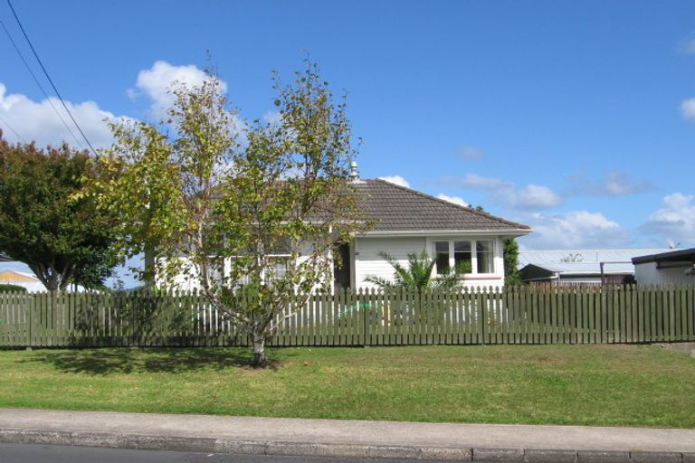 Photo of property in 56 Strid Road, Te Atatu South, Auckland, 0610