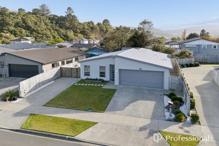 Photo of property in 16 Poppy Watts Grove, Stokes Valley, Lower Hutt, 5019