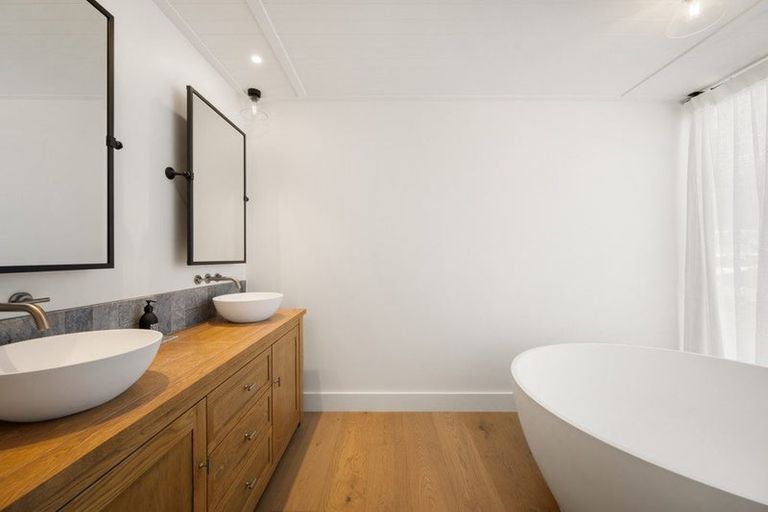 Photo of property in 66 Cedar Drive, Kelvin Heights, Queenstown, 9300