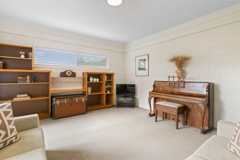 Photo of property in 15 Tudward Glade, Hillcrest, Auckland, 0627