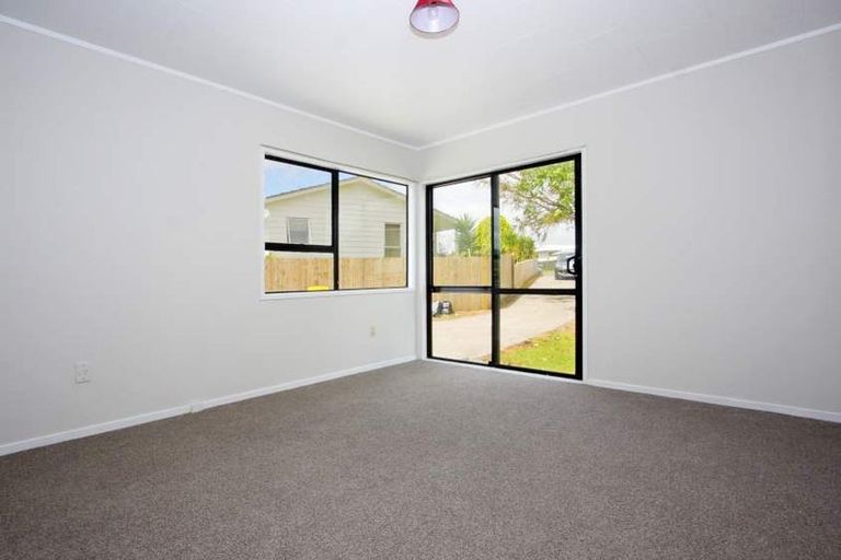Photo of property in 13 Balwyn Place, Clendon Park, Auckland, 2103