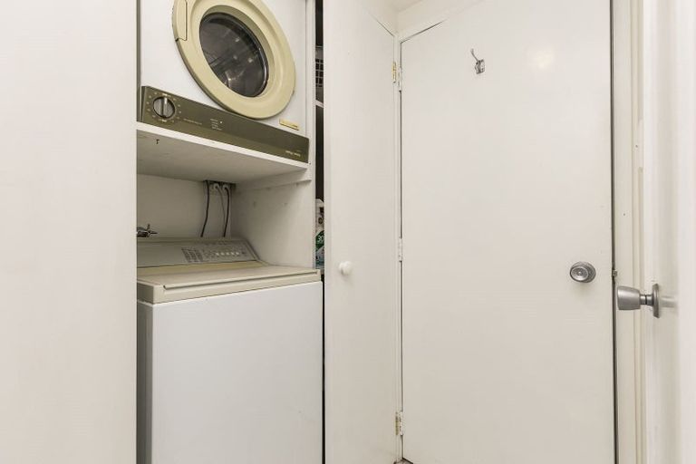 Photo of property in Grosvenor Flats, 19 Cottleville Terrace, Thorndon, Wellington, 6011