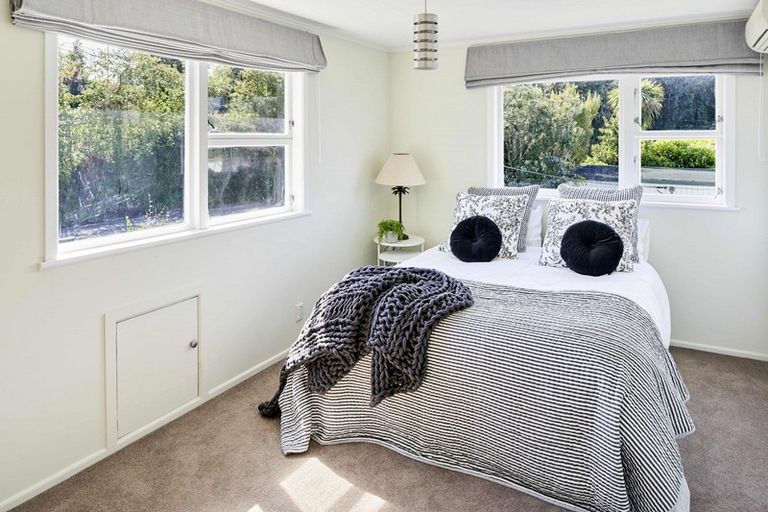 Photo of property in 2 Seaview Road, Paremata, Porirua, 5024