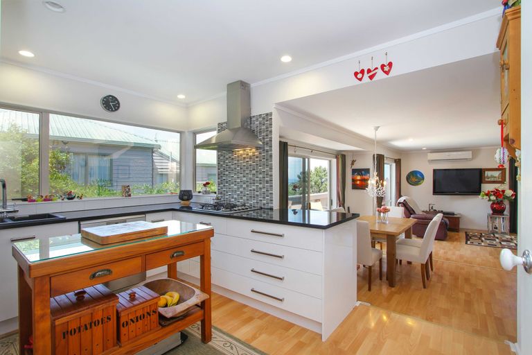 Photo of property in 272 Glamorgan Drive, Northcross, Auckland, 0630