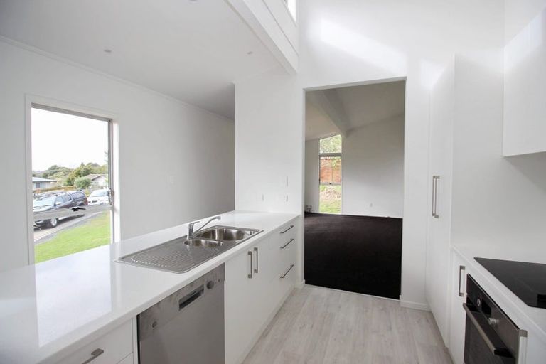 Photo of property in 16 Celeste Place, Totara Vale, Auckland, 0627