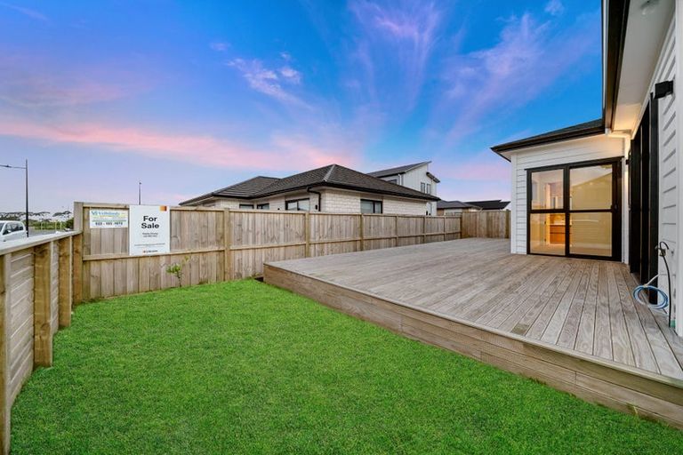 Photo of property in 28 Korowhiti Road, Clarks Beach, 2122
