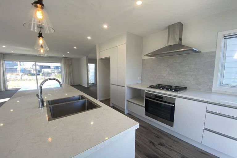 Photo of property in 12 Promontory Crescent, Newlands, Wellington, 6037