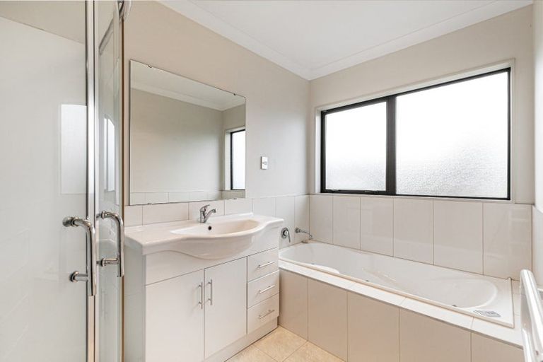 Photo of property in 114a Ti Rakau Drive, Pakuranga, Auckland, 2010