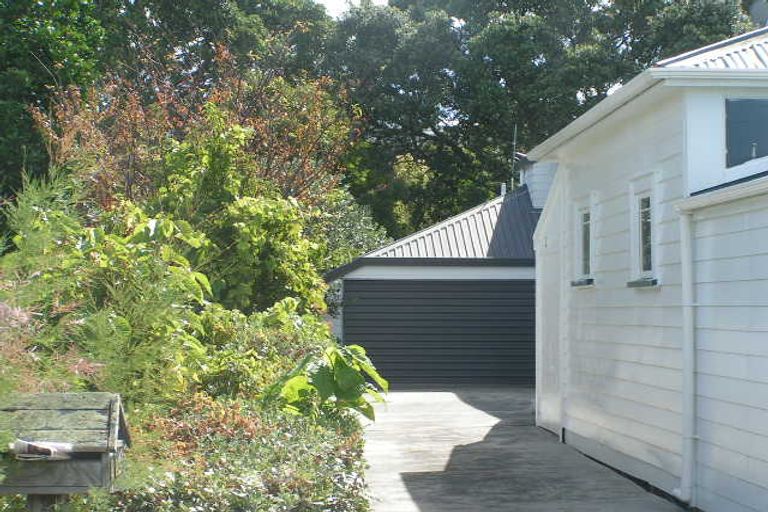 Photo of property in 22a Sulphur Beach Road, Northcote Point, Auckland, 0627