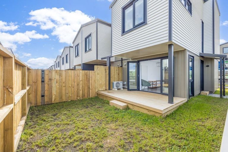 Photo of property in 1 Te Puketoka Lane, Mangere, 2022