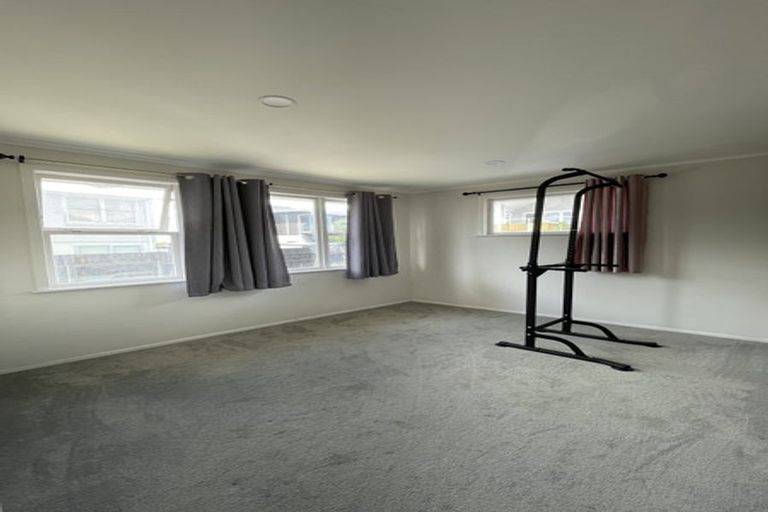 Photo of property in 31 Dawnhaven Drive, Te Atatu Peninsula, Auckland, 0610