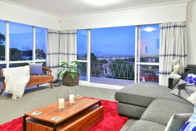 Photo of property in 7 Girrahween Drive, Totara Vale, Auckland, 0629