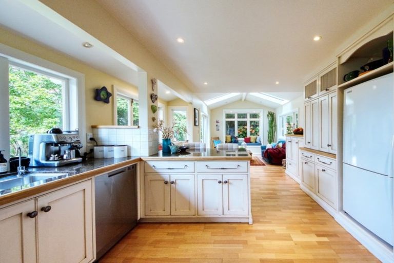 Photo of property in 7 Opou Road, Titirangi, Auckland, 0604