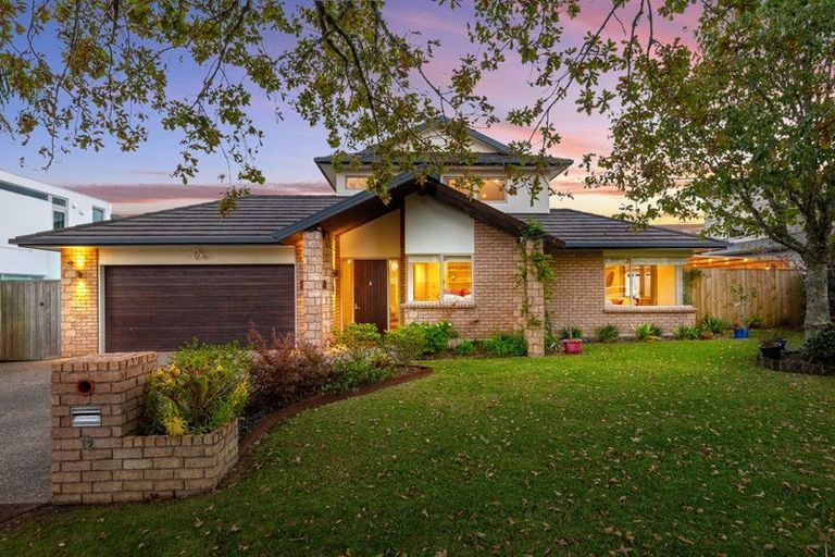 Photo of property in 12 English Oak Drive, Schnapper Rock, Auckland, 0632