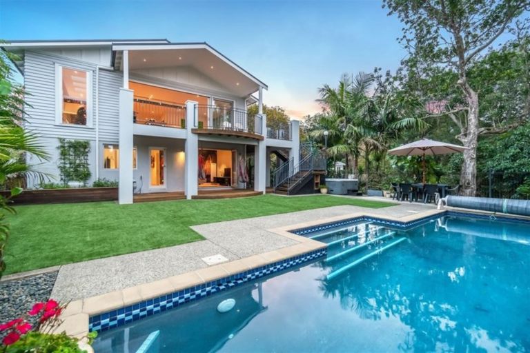Photo of property in 36 Le Roy Terrace, Birkenhead, Auckland, 0626