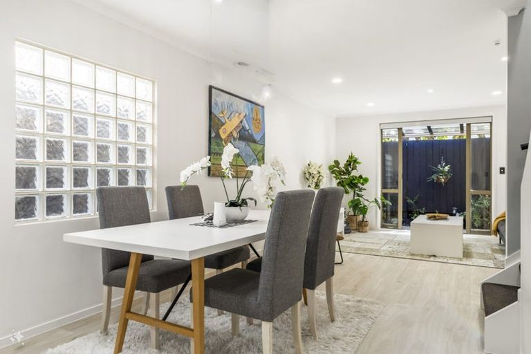 Photo of property in 27 Verdale Circle, Glen Eden, Auckland, 0602