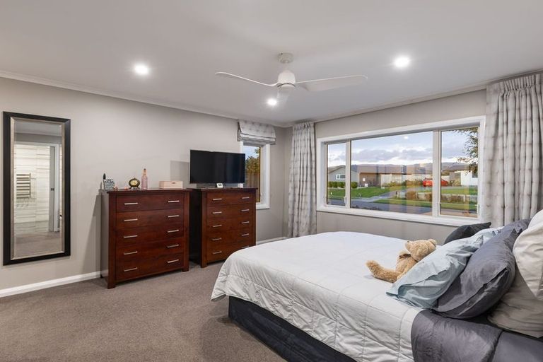 Photo of property in 3 Silicon Way, Fitzherbert, Palmerston North, 4410