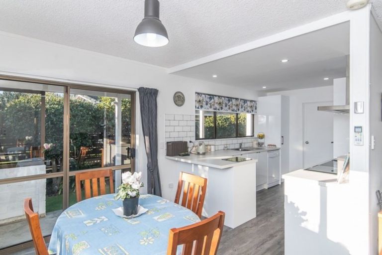 Photo of property in 34a Rewarewa Crescent, Waikanae, 5036