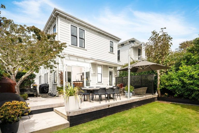 Photo of property in 18 Austin Street, Mount Victoria, Wellington, 6011