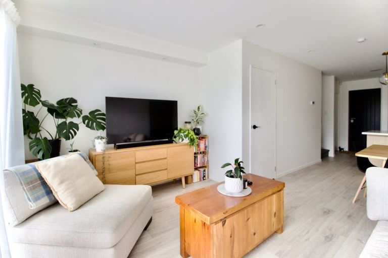 Photo of property in 5/1a Royal View Road, Te Atatu South, Auckland, 0610