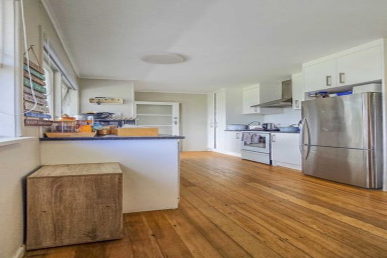 Photo of property in 1 Coburg Street, Henderson, Auckland, 0612