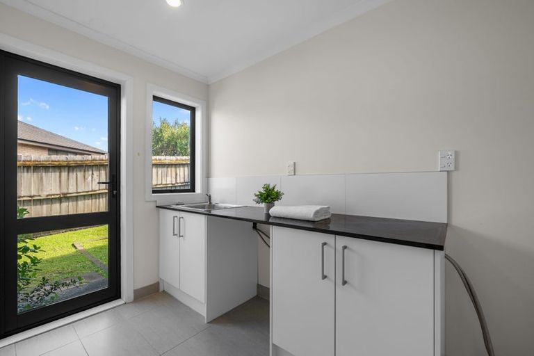 Photo of property in 2 Bintulu Place, Fairview Heights, Auckland, 0632