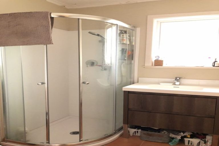 Photo of property in 25 Lake Road, Northcote, Auckland, 0627