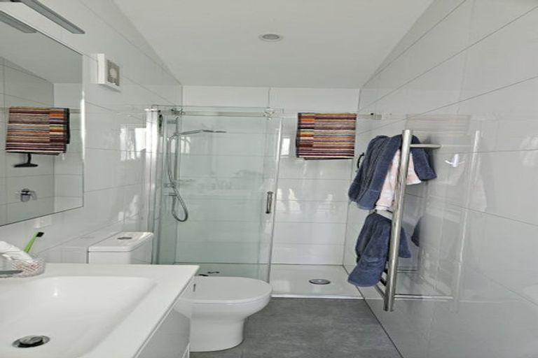 Photo of property in 6a Riviera Place, Hauraki, Auckland, 0622