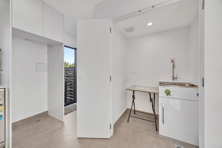 Photo of property in 2/60 Kemp Road, Massey, Auckland, 0614