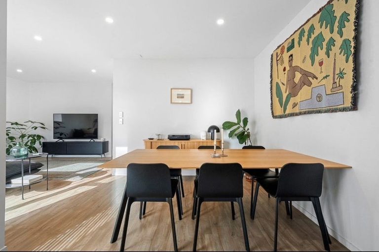 Photo of property in 15 Korama Lane, New Lynn, Auckland, 0600