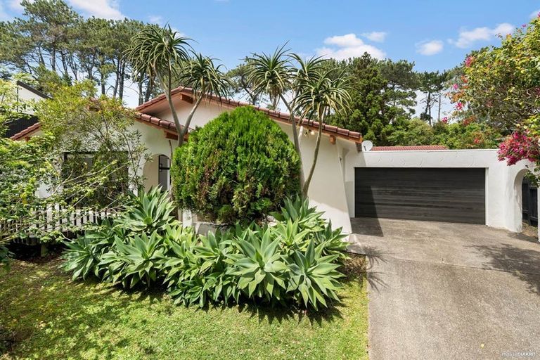 Photo of property in 5 Longwood Place, Forrest Hill, Auckland, 0620