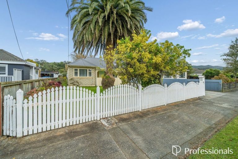 Photo of property in 33 Wellington Road, Wainuiomata, Lower Hutt, 5014