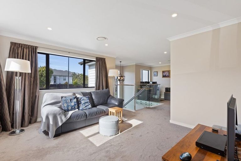 Photo of property in 39 Syd Grant Crescent, Orewa, 0931