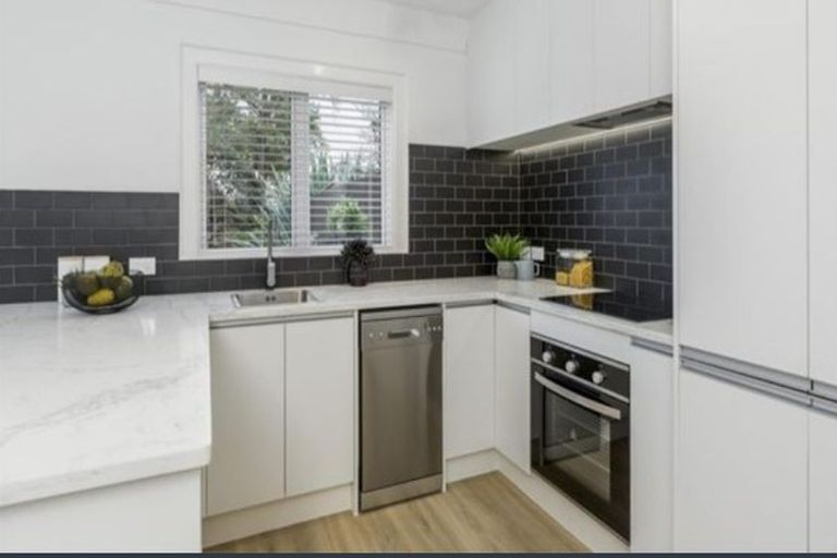 Photo of property in 4/24 Dawnhaven Drive, Te Atatu Peninsula, Auckland, 0610