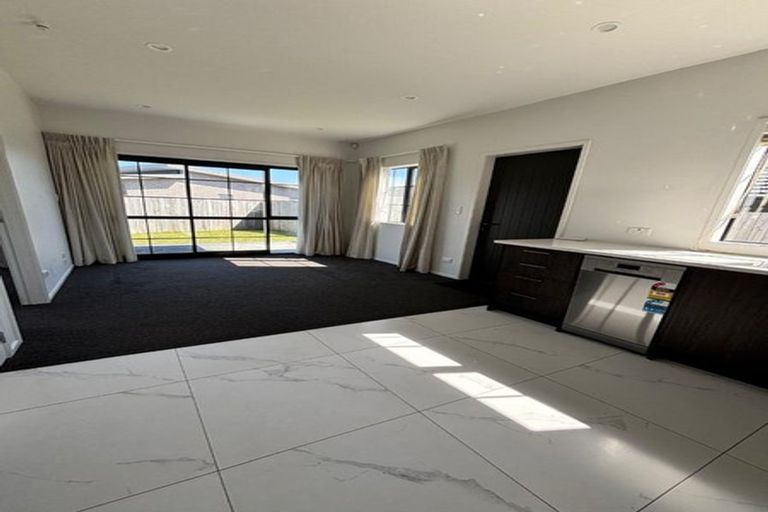 Photo of property in 10 Poutawa Lane, Clarks Beach, 2122