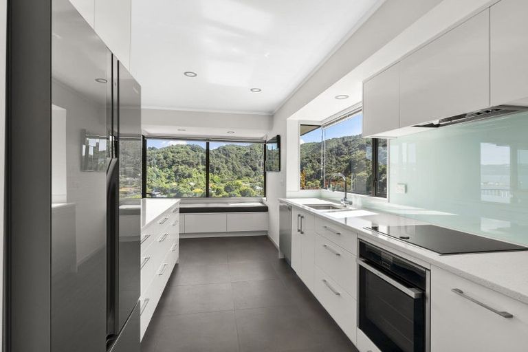 Photo of property in 32 Walter Road, Lowry Bay, Lower Hutt, 5013