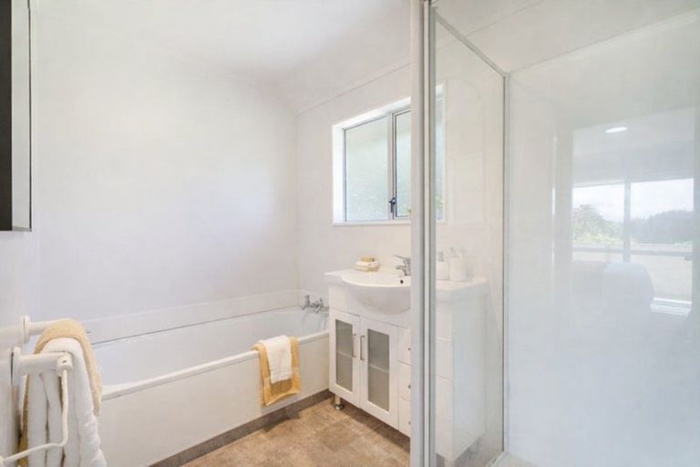 Photo of property in 5 Pimlico Place, Newlands, Wellington, 6037