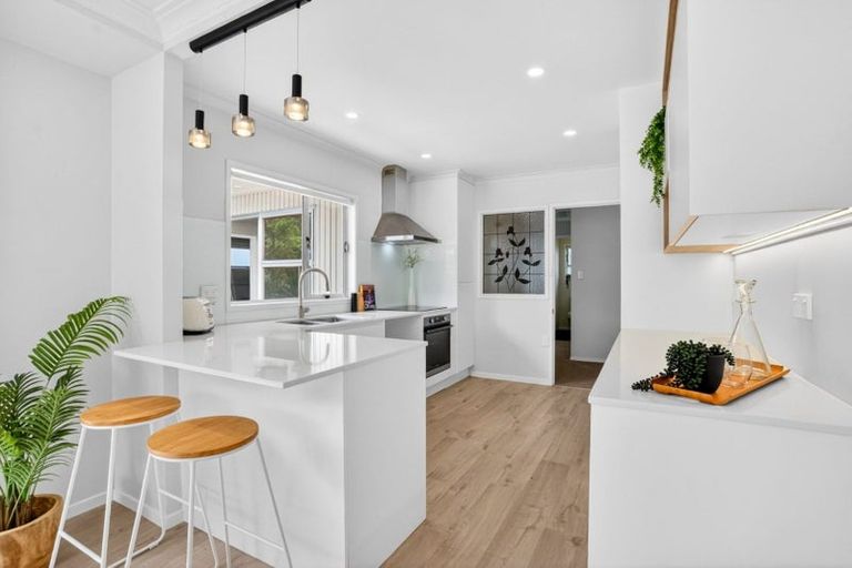 Photo of property in 15 Frieston Road, Milford, Auckland, 0620